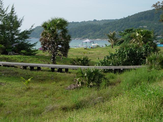 Phuket 024.jpg - Vägen ner till stranden vid rondellen i Karoon